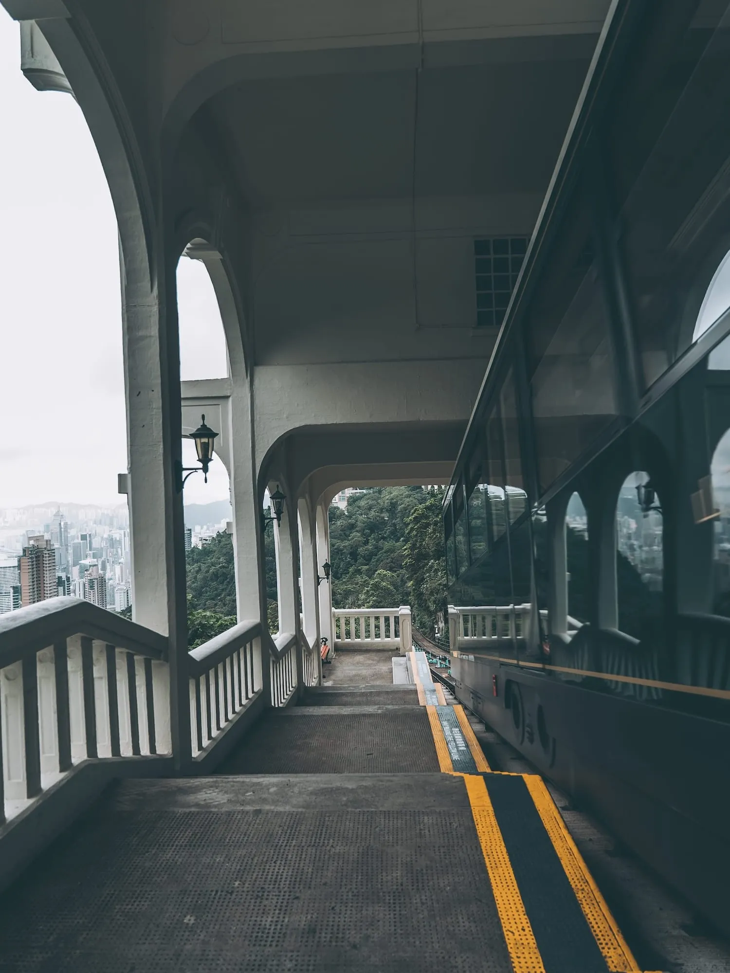 白加道車站側拍