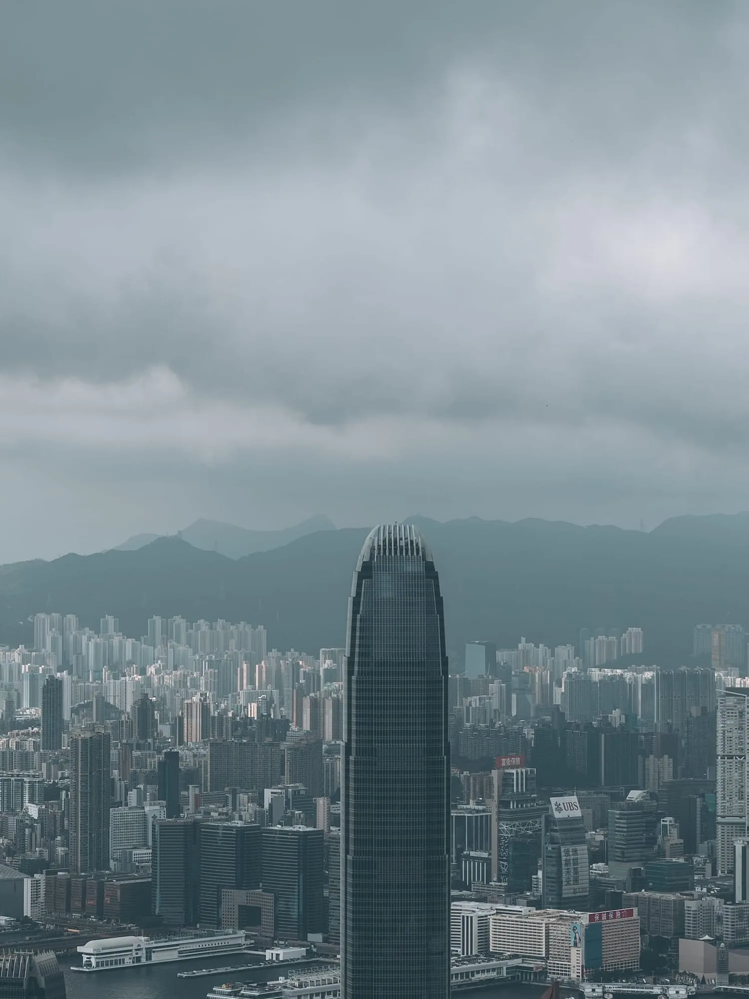 烏雲壓頂的維港與IFC,充滿賽博龐克感的香港