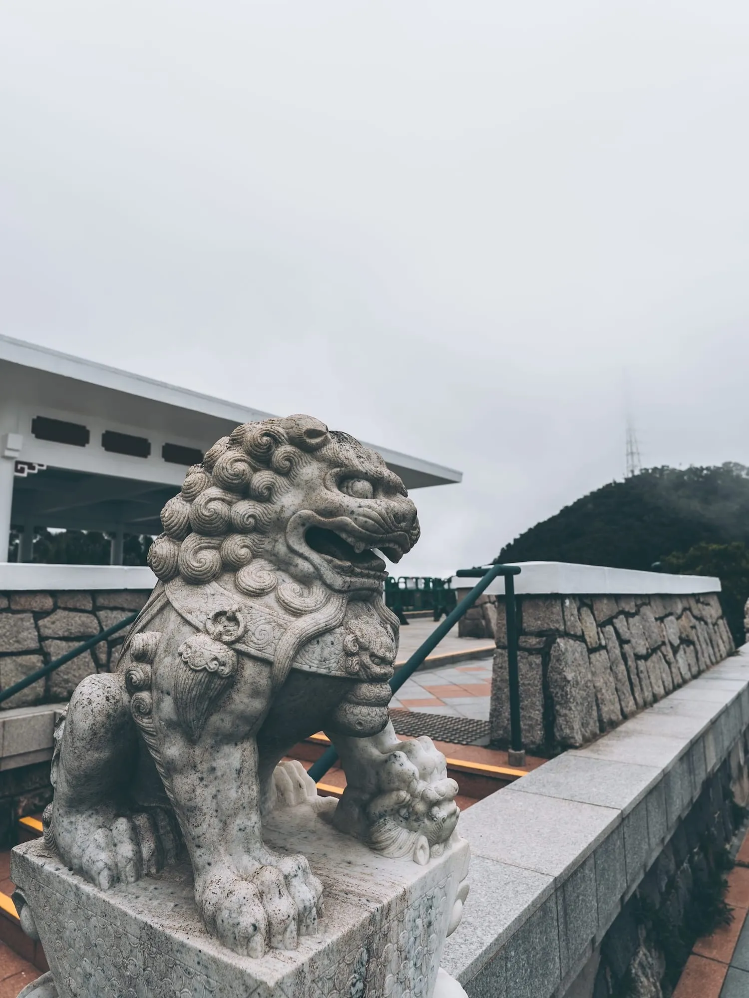中式涼亭與發射塔