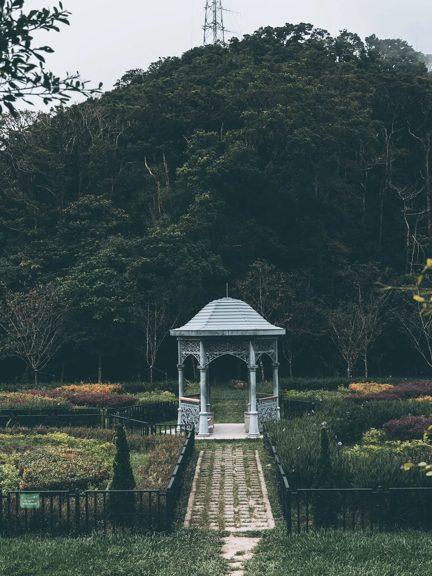幾何花圃與古典涼亭